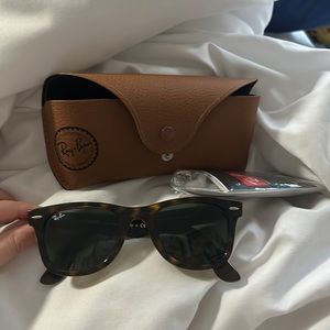 Perfect condition ray bans!! comes with case and cleaner.